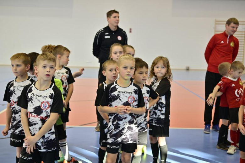 Sześcio i siedmiolatki rywalizowały w Mikołajkowym Turnieju Piłki Nożnej o Puchar Burmistrza Ziębic 