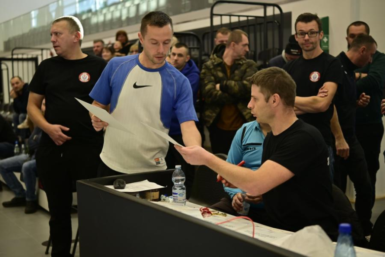 Sześcio i siedmiolatki rywalizowały w Mikołajkowym Turnieju Piłki Nożnej o Puchar Burmistrza Ziębic 