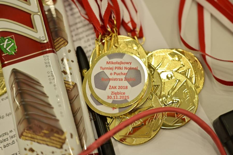 Sześcio i siedmiolatki rywalizowały w Mikołajkowym Turnieju Piłki Nożnej o Puchar Burmistrza Ziębic 