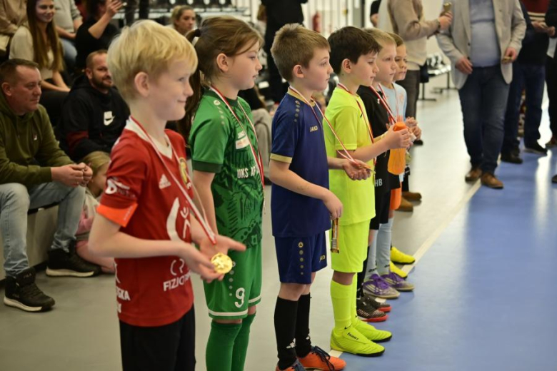 Sześcio i siedmiolatki rywalizowały w Mikołajkowym Turnieju Piłki Nożnej o Puchar Burmistrza Ziębic 