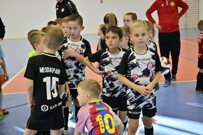Sześcio i siedmiolatki rywalizowały w Mikołajkowym Turnieju Piłki Nożnej o Puchar Burmistrza Ziębic 