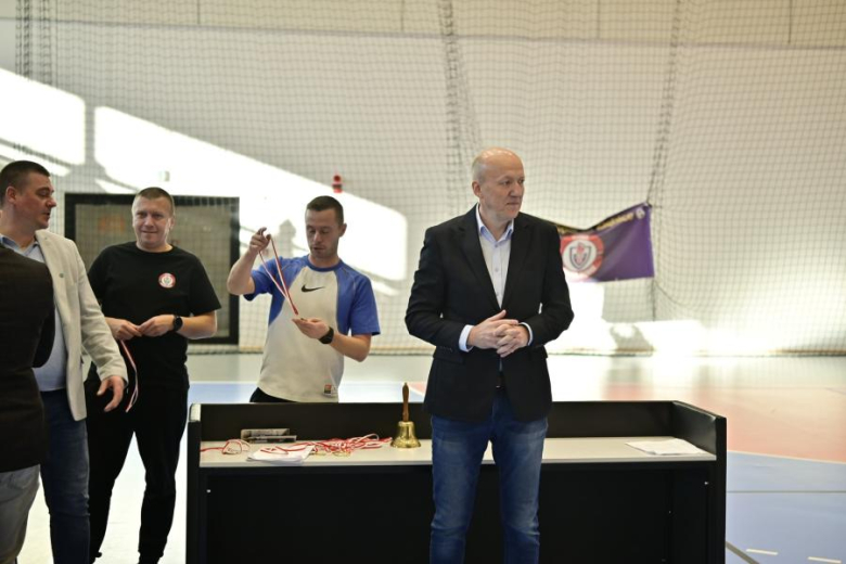 Sześcio i siedmiolatki rywalizowały w Mikołajkowym Turnieju Piłki Nożnej o Puchar Burmistrza Ziębic 