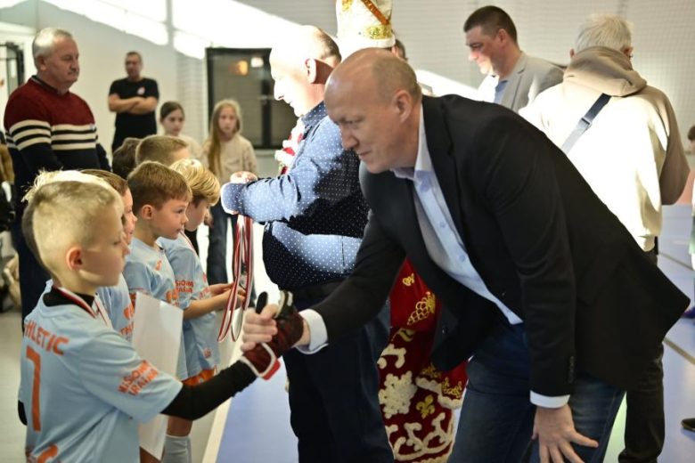Sześcio i siedmiolatki rywalizowały w Mikołajkowym Turnieju Piłki Nożnej o Puchar Burmistrza Ziębic 