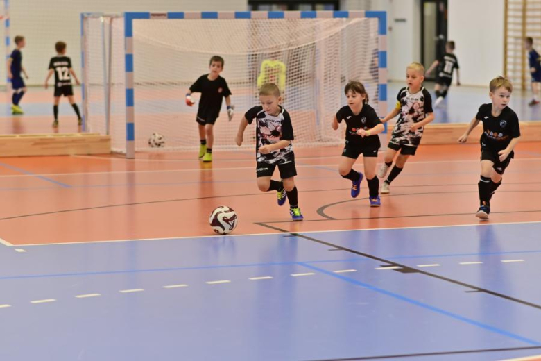 Sześcio i siedmiolatki rywalizowały w Mikołajkowym Turnieju Piłki Nożnej o Puchar Burmistrza Ziębic 