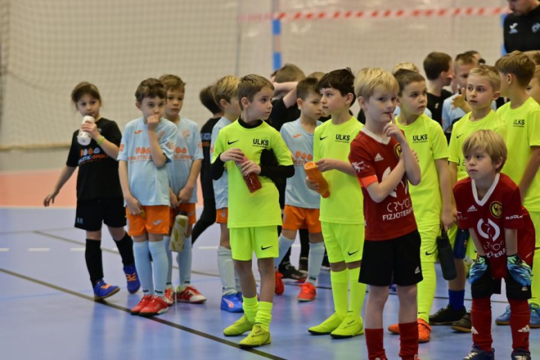 Sześcio i siedmiolatki rywalizowały w Mikołajkowym Turnieju Piłki Nożnej o Puchar Burmistrza Ziębic 