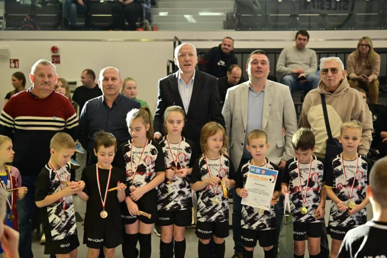 Sześcio i siedmiolatki rywalizowały w Mikołajkowym Turnieju Piłki Nożnej o Puchar Burmistrza Ziębic 