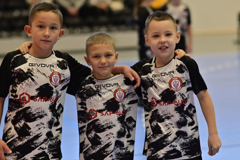 Sześcio i siedmiolatki rywalizowały w Mikołajkowym Turnieju Piłki Nożnej o Puchar Burmistrza Ziębic 