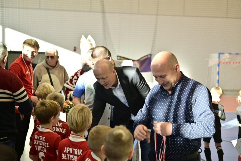 Sześcio i siedmiolatki rywalizowały w Mikołajkowym Turnieju Piłki Nożnej o Puchar Burmistrza Ziębic 