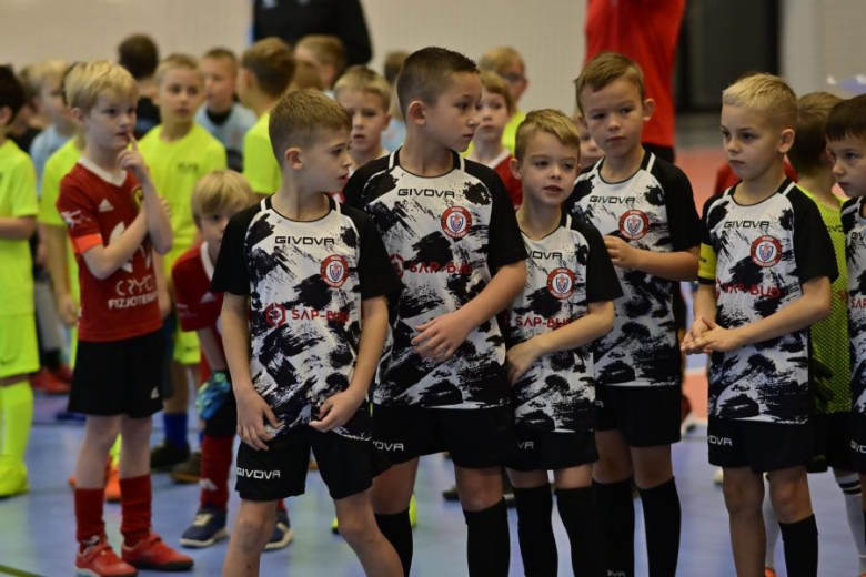 Sześcio i siedmiolatki rywalizowały w Mikołajkowym Turnieju Piłki Nożnej o Puchar Burmistrza Ziębic 