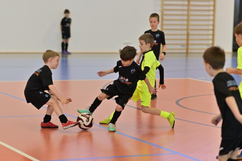Sześcio i siedmiolatki rywalizowały w Mikołajkowym Turnieju Piłki Nożnej o Puchar Burmistrza Ziębic 