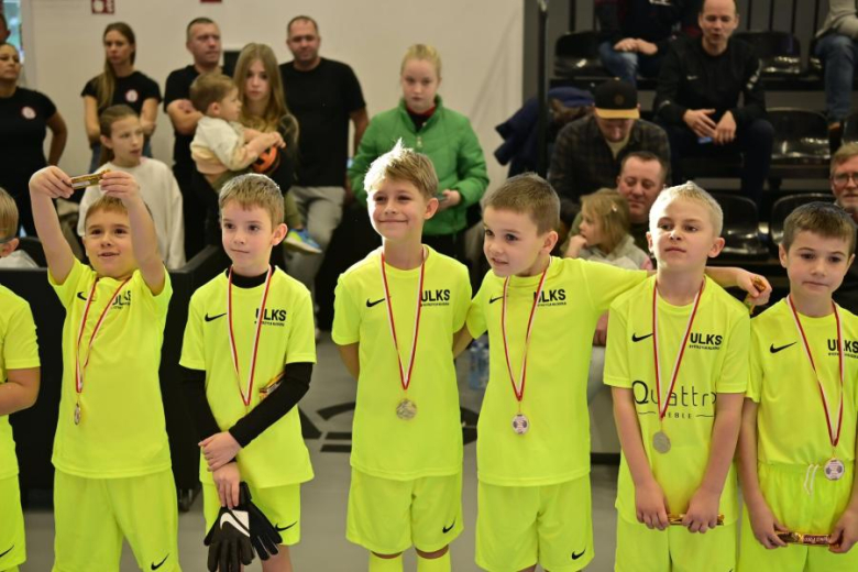 Sześcio i siedmiolatki rywalizowały w Mikołajkowym Turnieju Piłki Nożnej o Puchar Burmistrza Ziębic 