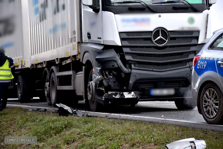 Zderzenie samochodu ciężarowego z osobówką na krajowej ósemce