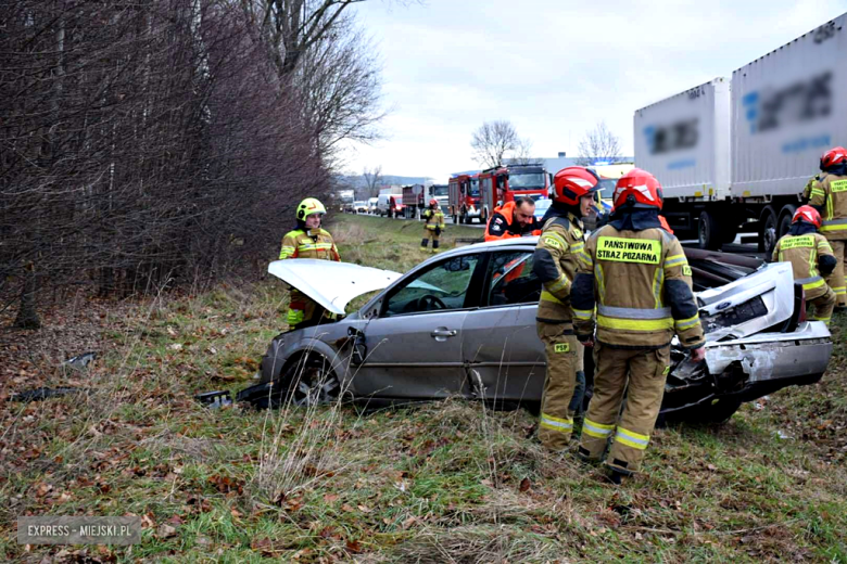 Zderzenie samochodu ciężarowego z osobówką na krajowej ósemce