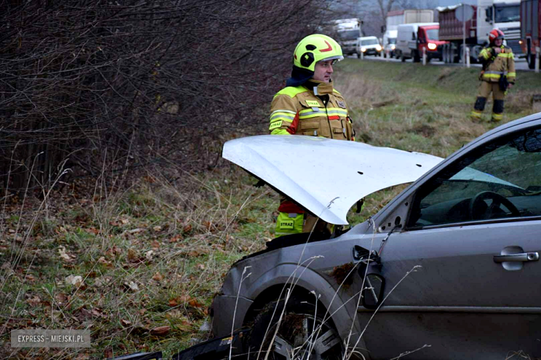 Zderzenie samochodu ciężarowego z osobówką na krajowej ósemce