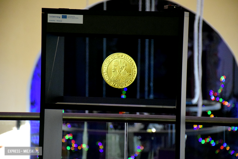 Złotostockie monety odtworzone z precyzją mistrzów. Wyjątkowa wystawa replik i hologramów