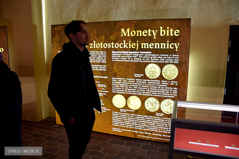 Złotostockie monety odtworzone z precyzją mistrzów. Wyjątkowa wystawa replik i hologramów