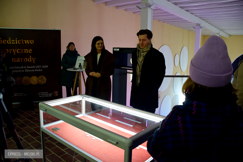 Złotostockie monety odtworzone z precyzją mistrzów. Wyjątkowa wystawa replik i hologramów