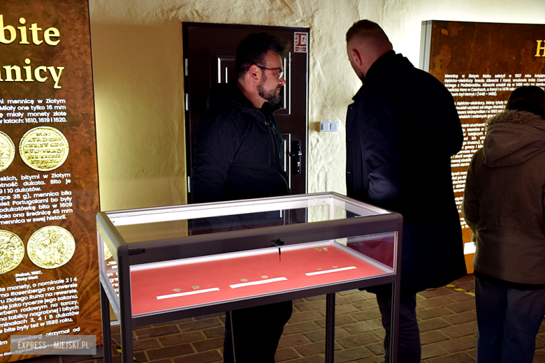 Złotostockie monety odtworzone z precyzją mistrzów. Wyjątkowa wystawa replik i hologramów