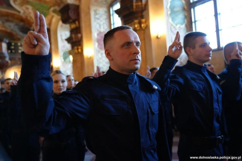 Uroczyste ślubowanie nowych policjantów we wrocławskim Oratorium Marianum