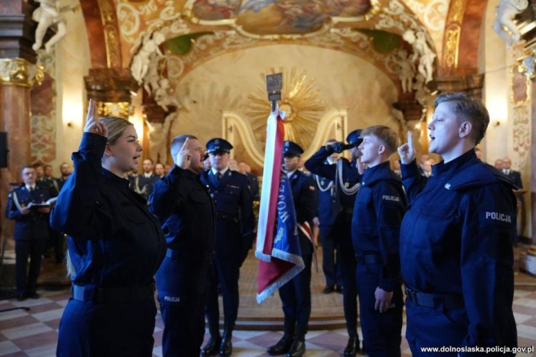 Uroczyste ślubowanie nowych policjantów we wrocławskim Oratorium Marianum
