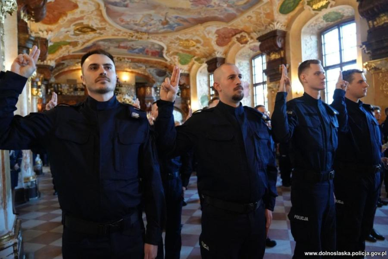 Uroczyste ślubowanie nowych policjantów we wrocławskim Oratorium Marianum