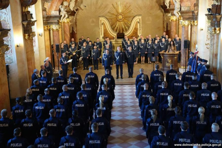 Uroczyste ślubowanie nowych policjantów we wrocławskim Oratorium Marianum