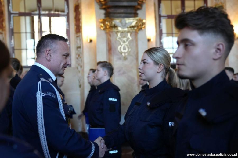 Uroczyste ślubowanie nowych policjantów we wrocławskim Oratorium Marianum