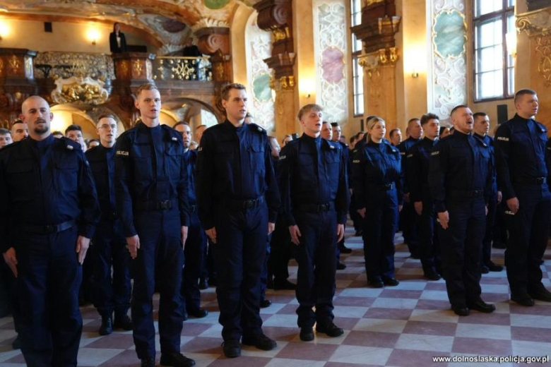 Uroczyste ślubowanie nowych policjantów we wrocławskim Oratorium Marianum