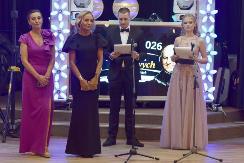 Maturzyści z „Wrocławskiej” bawili się na studniówce [foto]