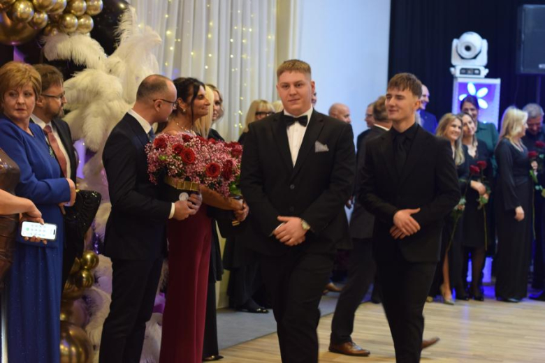 Maturzyści z „Wrocławskiej” bawili się na studniówce [foto]