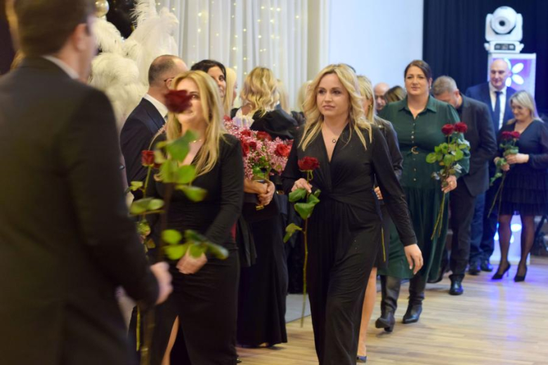 Maturzyści z „Wrocławskiej” bawili się na studniówce [foto]