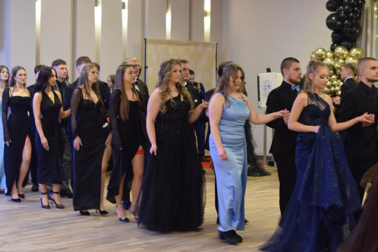 Maturzyści z „Wrocławskiej” bawili się na studniówce [foto]