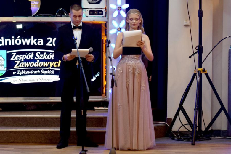 Maturzyści z „Wrocławskiej” bawili się na studniówce [foto]