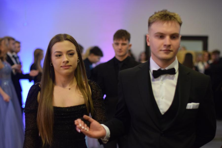 Maturzyści z „Wrocławskiej” bawili się na studniówce [foto]