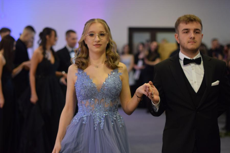 Maturzyści z „Wrocławskiej” bawili się na studniówce [foto]