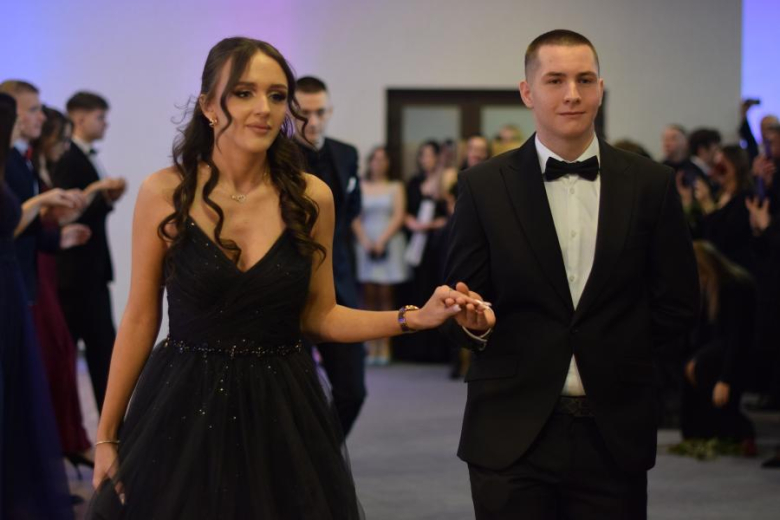 Maturzyści z „Wrocławskiej” bawili się na studniówce [foto]