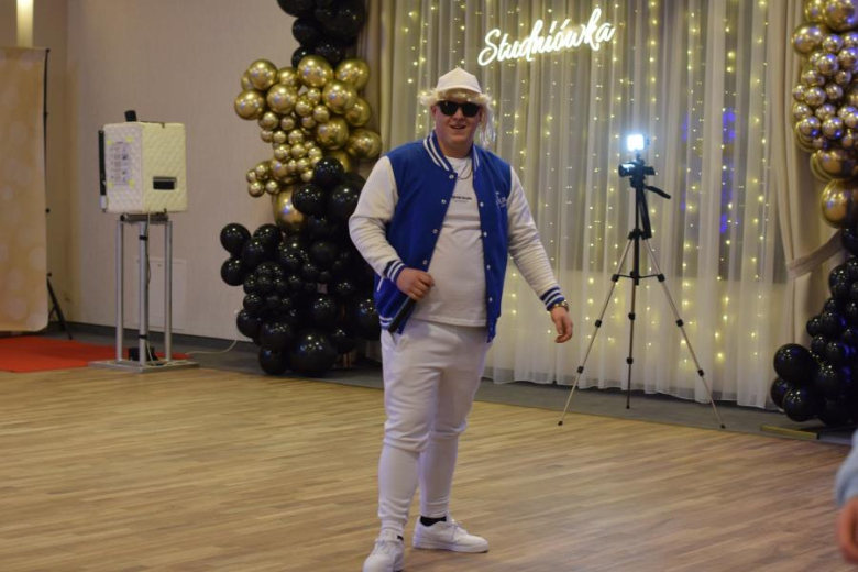 Maturzyści z „Wrocławskiej” bawili się na studniówce [foto]