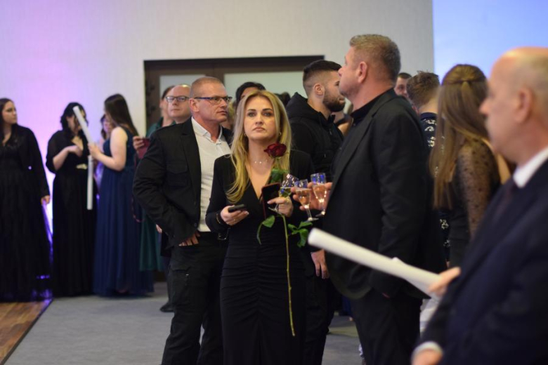 Maturzyści z „Wrocławskiej” bawili się na studniówce [foto]