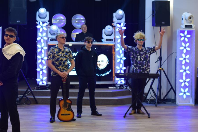 Maturzyści z „Wrocławskiej” bawili się na studniówce [foto]