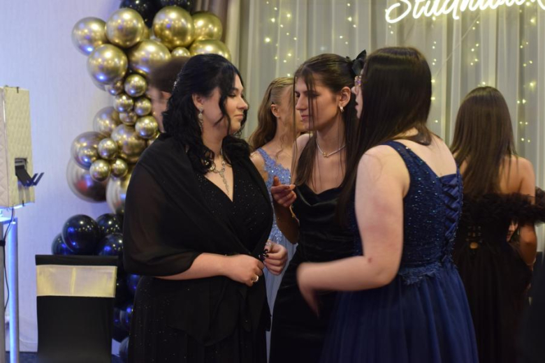 Maturzyści z „Wrocławskiej” bawili się na studniówce [foto]