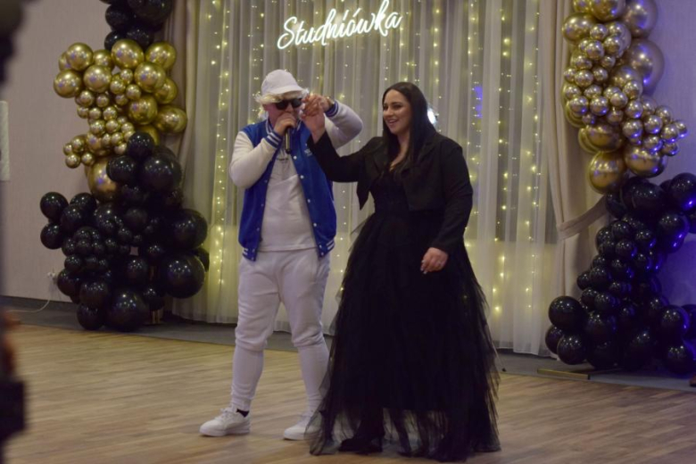 Maturzyści z „Wrocławskiej” bawili się na studniówce [foto]