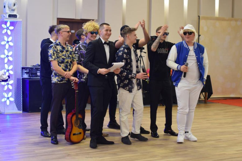 Maturzyści z „Wrocławskiej” bawili się na studniówce [foto]