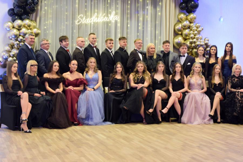 Maturzyści z „Wrocławskiej” bawili się na studniówce [foto]