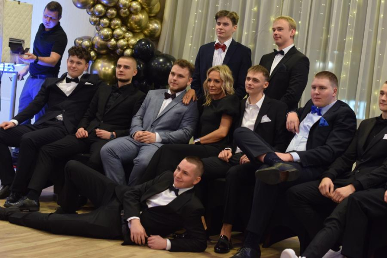 Maturzyści z „Wrocławskiej” bawili się na studniówce [foto]