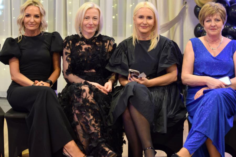 Maturzyści z „Wrocławskiej” bawili się na studniówce [foto]