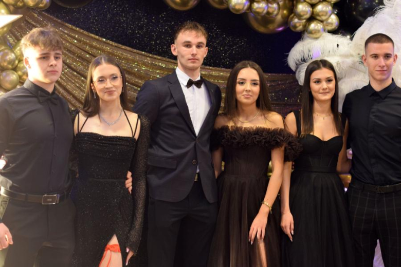 Maturzyści z „Wrocławskiej” bawili się na studniówce [foto]