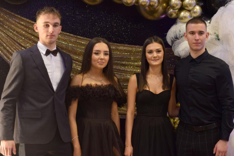 Maturzyści z „Wrocławskiej” bawili się na studniówce [foto]