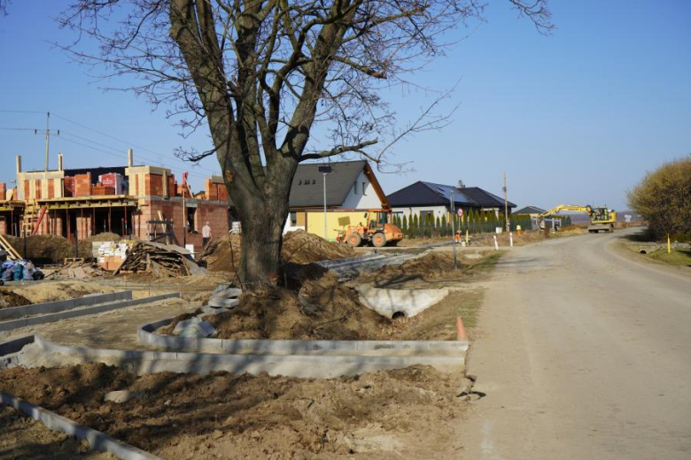 Trwają prace przy budowie ścieżki pieszo-rowerowej Jaworek – Sieroszów