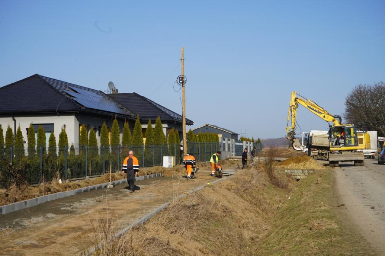 Trwają prace przy budowie ścieżki pieszo-rowerowej Jaworek – Sieroszów