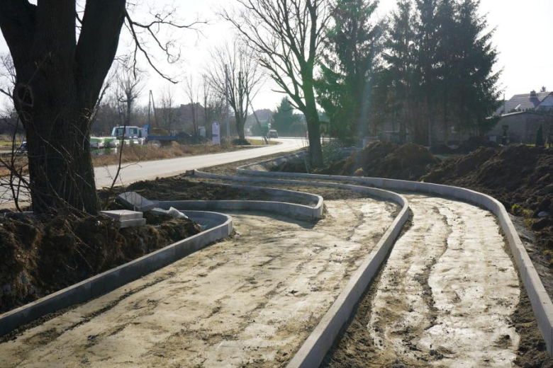 Trwają prace przy budowie ścieżki pieszo-rowerowej Jaworek – Sieroszów